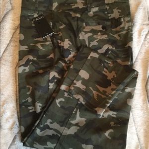 BNWT AMAZING Eloquii Camo Cigarette Pants